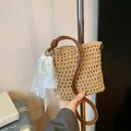Sac bandoulière en paille kaki clair avec lanière en cuir et breloques en dentelle - Avec Nœud en Dentelle et Perle / Kaki