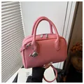 Bolso bowling rosa con colgante de ballena y correa de hombro ajustable - Rosa