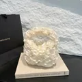 Elegante borsa a mano in raso plissettato color crema con volant e manico raffinato - Taglia unica / Bianco