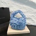 Borsa a mano plissettata in raso azzurro con design arricciato e texture morbida - Taglia unica / Blu