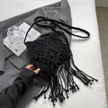 Borsa a tracolla nera in macramè fatta a mano con trama geometrica e lunghe frange - Taglia unica / Nero