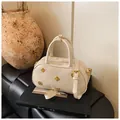 Bolso Boston blanco crema en cuero texturizado con tachuelas de flores doradas y asa - Talla única / Blanco Roto