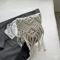 Borsa a spalla in macramè crema fatta a mano con motivi geometrici e lunghe frange - Taglia unica / Bianco Sporco