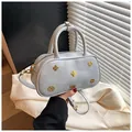 Bolso Boston retro gris claro con textura plisada y detalles florales en metal dorado - Talla única / Gris