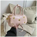 Bolso Boston retro rosa claro con acabado texturizado y detalles de metal dorado - Talla única / Rosa