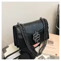 Detailansicht einer schwarzen Schlangentextur-Tasche mit silberner Schlangenschnalle - Schwarz