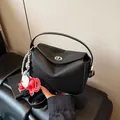 Borsa a mezzaluna in pelle nera martellata con chiusura a scatto e ciondolo elefante - Con Ciondolo a Elefante / Nero