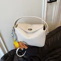 Borsa a mezzaluna in pelle martellata bianco crema con ciondolo a elefante e chiusura a scatto - Con Ciondolo a Elefante / Bianco Sporco
