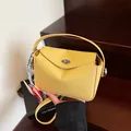 Borsa a mezzaluna gialla a grana con chiusura a scatto argento su scale in legno - Con Ciondolo a Elefante / Giallo