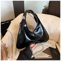 Bolso de media luna negro brillante con adorno de esfera plateada y cadena fina - Talla única / Negro