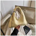 Bolso texturizado amarillo pálido con bola metálica plateada y asa de cadena - Talla única / Amarillo