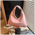 Bolso de mano triangular de cuero rosa con adorno de bola plateada y correa de cadena - Talla única / Rosa
