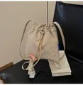 Minimalistische beige Nylon-Beuteltasche mit Kordelzug und blauem gewebtem Etikett - Einheitsgröße / Grau