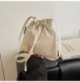 Minimalistische beige Nylon-Beuteltasche mit Kordelzug und Schultergurt - Einheitsgröße / Gebrochenes Weiß