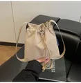 Beigefarbene wasserdichte Nylon-Beuteltasche mit Kordelzug, Falten und verstellbarem Gurt - Einheitsgröße / Khaki