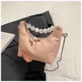 Sac hobo rose tissé avec poignée en perles de marbre blanc et bandoulière chaîne - Tissé Rose