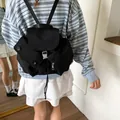 Mochila minimalista de nailon negro con cierre de cordón y múltiples bolsillos - Negro