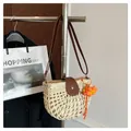Handgemaakte stro zadel tas met bruine leren riem en een oranje bloem hanger decor - Met Hanger / Broken Wit