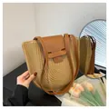 Detail der handgewebten Strohtasche mit brauner Lederklappe und Tulpendekoration - Einheitsgröße / Khaki