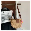 Stroen schoudertas met bruine lederen riem en een roze bloemvormige hanger - Met Hanger / Bruin