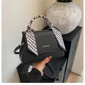 Schwarze Handtasche mit Seidentuch am Griff und geometrischem Leder-Reliefmuster - Einheitsgröße / Schwarz