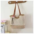 Borsa tote in paglia intrecciata color crema con manici in pelle e ciondolo di peluche - Con Ciondolo / Bianco Sporco