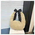 Beigefarbene Strohtasche mit gepunktetem Halstuch für modische Strand-Outfits - Einheitsgröße / Gebrochenes Weiß