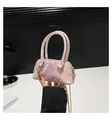 Detail van roze pailletten en slangentextuur op tas met gouden kogelketting riem - Roze
