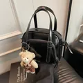 Sac bowling noir verni avec fermetures éclair argentées et breloque ours en peluche - Avec Pendentif Ours / Noir