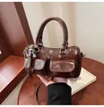 Dunkelbraune glänzende Umhängetasche mit zwei Vordertaschen und Doppelgriffen - Einheitsgröße / Kaffeebraun