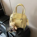 Sac bandoulière jaune vif style bowling avec breloque ours et bandoulière réglable - Avec Pendentif Ours / Jaune