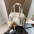 Sac bowling plissé beige chic avec double poignée et pendentif ours en peluche - Avec Pendentif Ours / Blanc Cassé