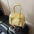 Borsa a mano Boston giallo crema con trama stropicciata, fibbie in argento e doppio manico - senza ciondolo / Giallo