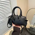 Sac à main chic en cuir noir à grain de litchi avec poignées cylindriques et logo - Taille unique / Noir