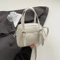 Elegante borsa bowling bianco crema in pelle liscia con doppi manici corti - senza ciondolo / Bianco avorio