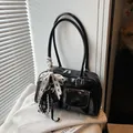 Borsa Boston nera stile francese con finitura lucida e ciondolo a fiocco in pizzo - Con Ciondolo / Nero