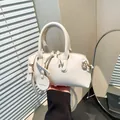 Sac Boston chic beige texture lychee avec étiquette mode et poignées hautes - Taille unique / Blanc