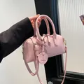 Sac Boston rose à motif litchi avec doubles poignées et bandoulière amovible - Taille unique / Rose