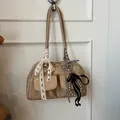 Borsa Boston kaki lucida con pizzo a cuore e ciondoli a fiocco stile vintage chic - Con Ciondolo / Cachi
