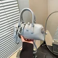 Sac fourre-tout minimaliste en cuir gris clair avec quincaillerie dorée et pompon - Taille unique / Bleu