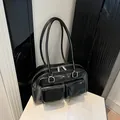 Borsa Boston nera in vernice lucida con tasche doppie e cerniere in metallo argento - Senza Ciondolo / Nero