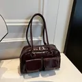Borsa Boston in pelle lucida marrone scuro con doppie tasche e tracolle sottili - Senza Ciondolo / Borgogna