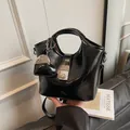 Bolso tipo cubo minimalista en cuero negro brillante con un colgante de corazón - Con Colgante / Negro