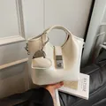 Bolso bombonera blanco crema con colgante de corazón y cierre metálico plateado - Con Colgante / Blanco
