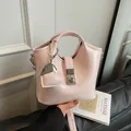 Bolso tipo cubo de cuero mate rosa pálido con hebilla plateada y colgante de corazón - Con Colgante / Rosa Claro