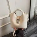 Elegante bolso tipo cubo blanco crema en cuero con cierre plateado y bandolera - Sin colgante / Blanco