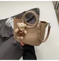 Kaki leren emmer tas met gevlochten handvat en een schattige teddybeer hanger - Met Hanger / Khaki