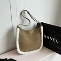 Bolso cubo de gamuza sintética marrón con ribete de forro polar blanco y correa - Verde