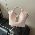 Bolso tipo cubo de cuero rosa con hebilla metálica plateada y asa superior fija - Sin colgante / Rosa Claro