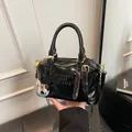 Elegante borsa a mano Boston in vernice nera con tracolla rimovibile moderna - senza ciondolo / Nero